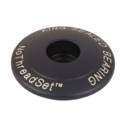 Chris-king Chris King NoThreadSet Ahead-Kap - 1 1/8" - Classic Logo Print -Rijwiel Onderdel Verkoopwinkel chris king stem cap nothreadset ahead kappe 1 18 zoll classic logo print midnight 1475356