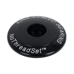 Chris-king Chris King NoThreadSet Ahead-Kap - 1 1/8" - Classic Logo Print -Rijwiel Onderdel Verkoopwinkel chris king stem cap nothreadset ahead kappe 1 18 zoll classic logo print schwarz 1156566