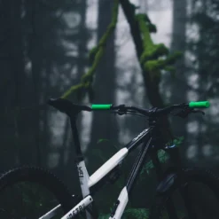 PNW Components Loam XL MTB Lock-On Handlebar Grips - Really Red -Rijwiel Onderdel Verkoopwinkel pnw components loam handlebar grips moto green mounted 1236483