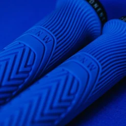 PNW Components Loam MTB Lock-On Handlebar Grips - Really Red -Rijwiel Onderdel Verkoopwinkel pnw components loam handlebar grips pacific blue detail 1236484 6
