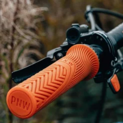 PNW Components Loam XL MTB Lock-On Handlebar Grips - Really Red -Rijwiel Onderdel Verkoopwinkel pnw components loam handlebar grips safety orange mounted 1236486