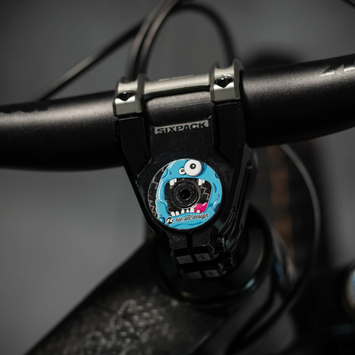 Rie:sel Design Stem:cap Carbon Ahead Kap - Monster Blue 4 Rie:sel Design Stem:cap Carbon Ahead Kap - Monster Blue - Afbeelding 2